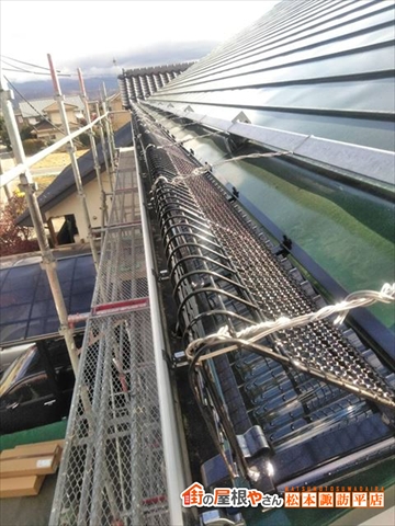 安曇野市落雪対策雪止め設置工事　工事終了　きれいに並んだ雪止め